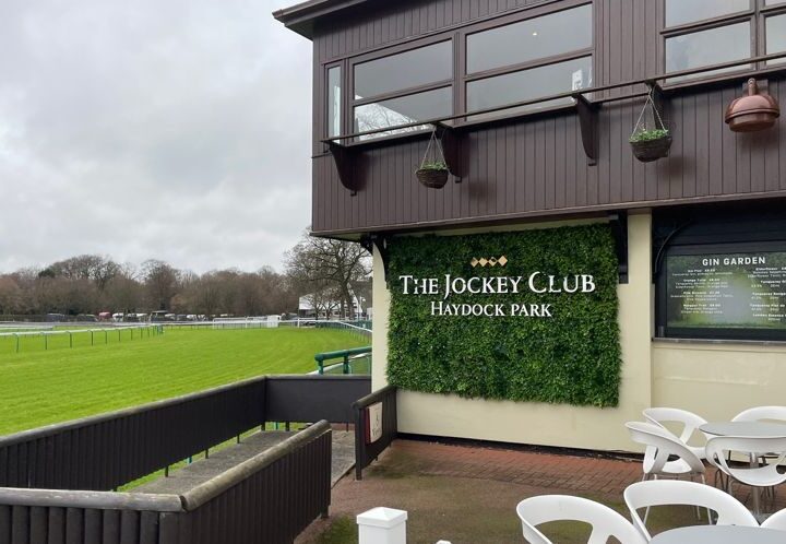 A Complete Guide to Haydock Races: What to Expect & Tips